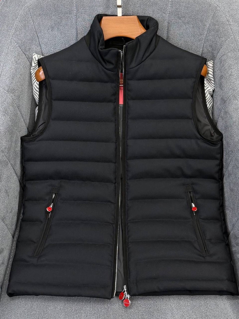 Пуховый жилет Kiton