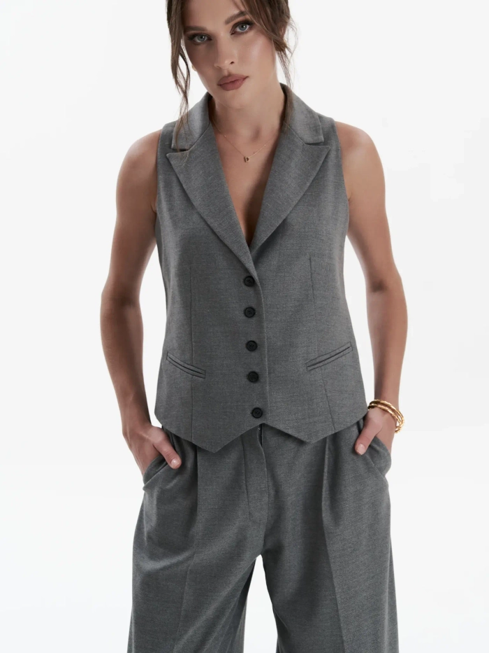 Жилет в сером цвете