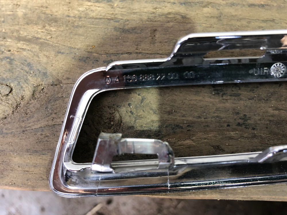 Накладка решетки радиатора Mercedes GLA (X156) 17-20 Б/У Оригинал A1568882200