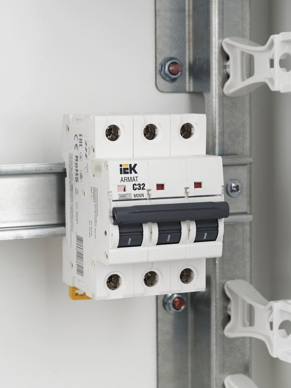ARMAT Автоматический выключатель M06N 3P C 32А IEK
