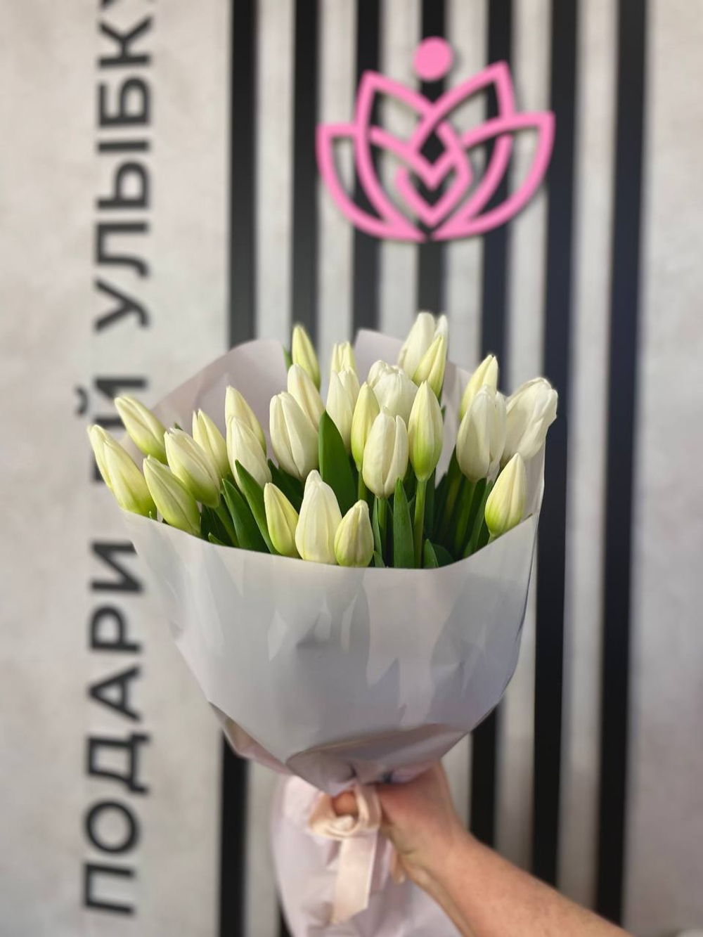 Букет 25 белых тюльпанов