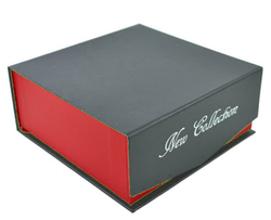Стильная подарочная коробка для ремня из картона красно-серая на магните 15х15х6,5 см арт.4004-1