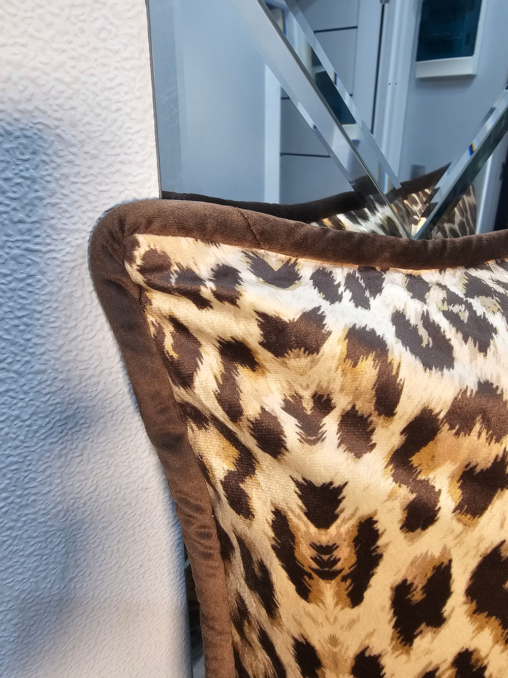 Подушка бархатная с принтом шкуры леопарда (коричневая)