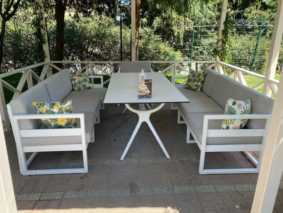 Кресло уличное пластиковое Mykonos, белый, светло-коричневый