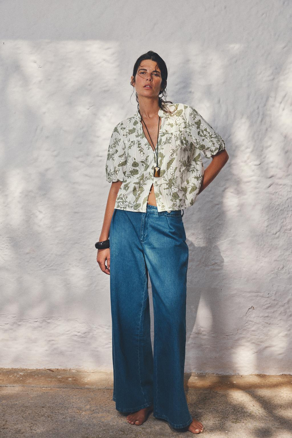 ZARA ТОП С ПРИНТОМ, ПЕРФОРИРОВАННОЙ ВЫШИВКОЙ, ЭКРЮ/ХАКИ