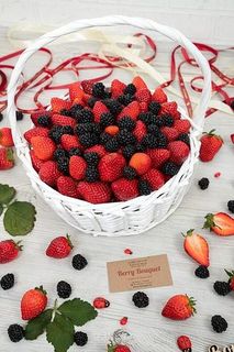 Корзина с ягодами Клубника - Ежевика