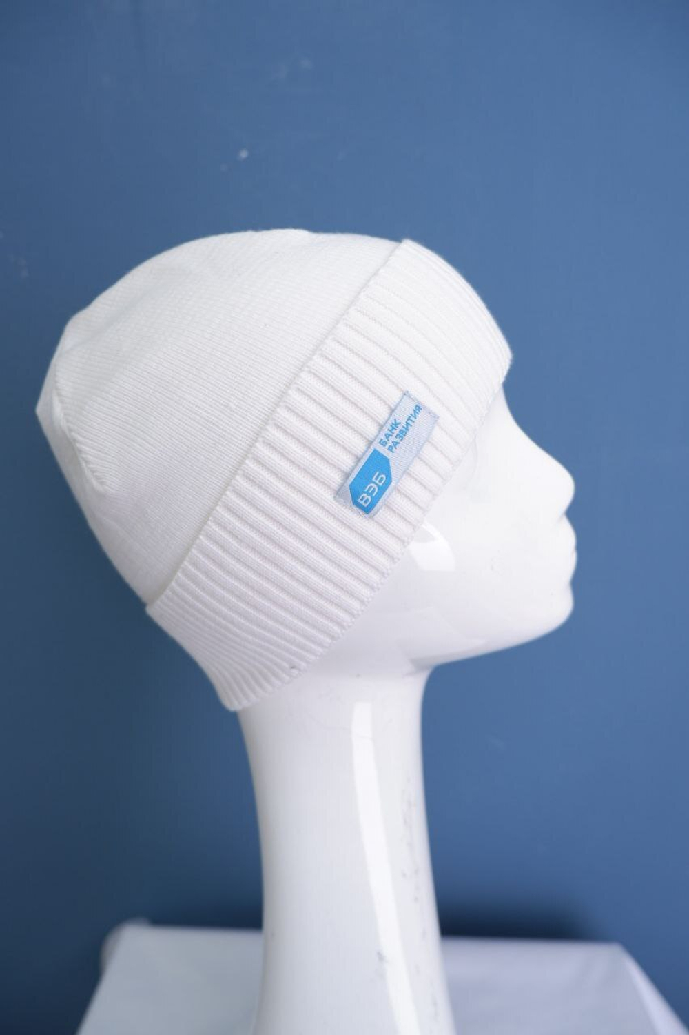 Шапка белая стильная