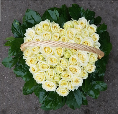 Сердце из 51 белой розы