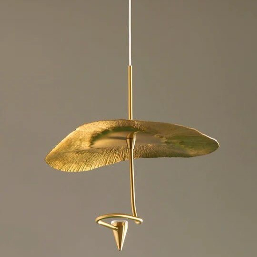 Элегантный подвесной светильник в современном арт-деко стиле.