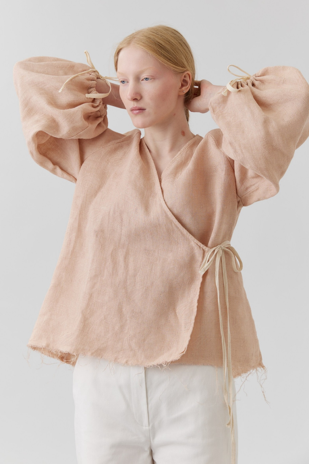 Блузка на запах из бежевого льна