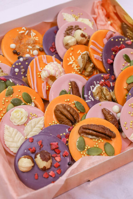 Круглые медианты с орехами, ягодами и посыпками