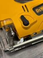 Лобзик DeWalt c лазером электрический