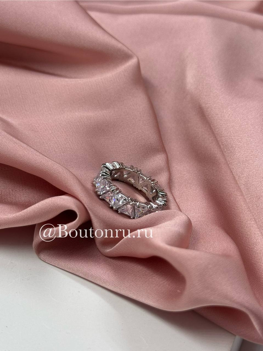 Кольцо серебристое с крупными камнями цирконами в форме треугольников