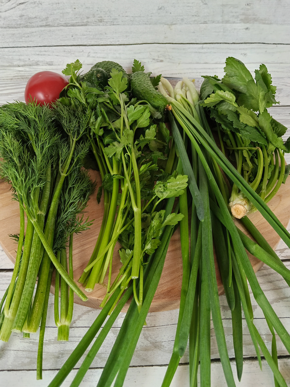 Набор зелени: зеленый лук, кинза, укроп, петрушка. Вес набора 160 грамм.