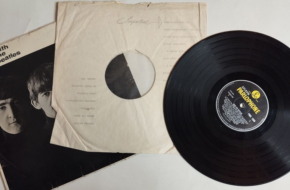 Винтажная виниловая пластинка LP With The Beatles (UK 1963)