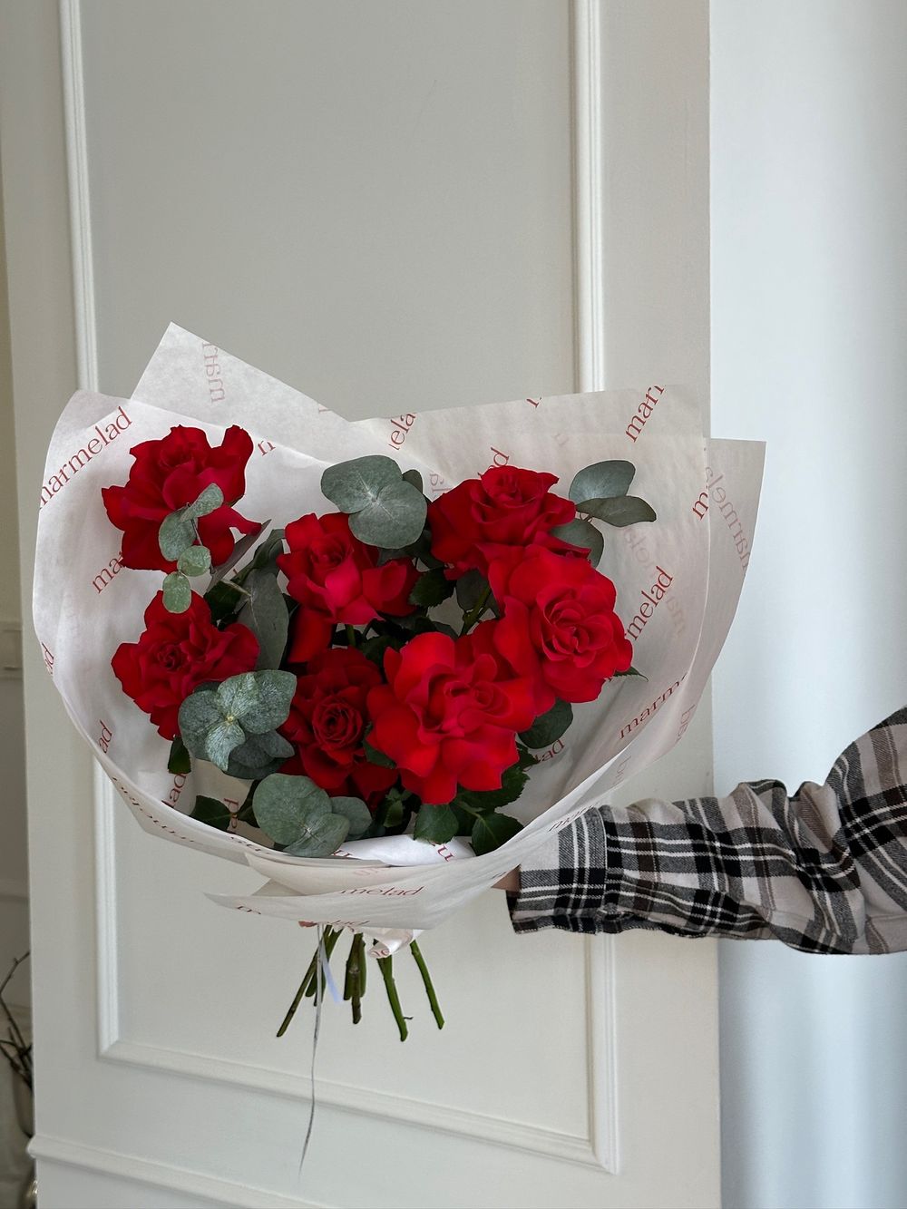 Букет из французских роз и эвкалипта