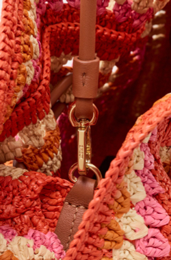 Loewe Средний клатч Flamenco из рафии и телячьей кожи, ярко-оранжевый/розовый