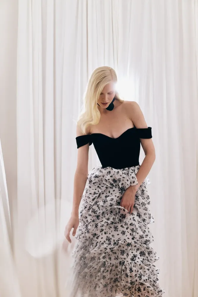 Lisen midi, платье корсетное миди из черного бархата и молочного шифона с цветочным принтом