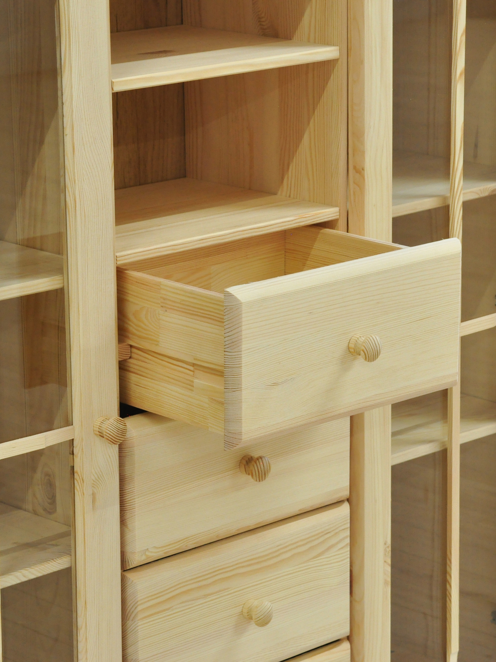 Шкаф-витрина 2 двери 4 ящика Бритта из массива сосны, 113х32х128 см, в прозрачном лаке