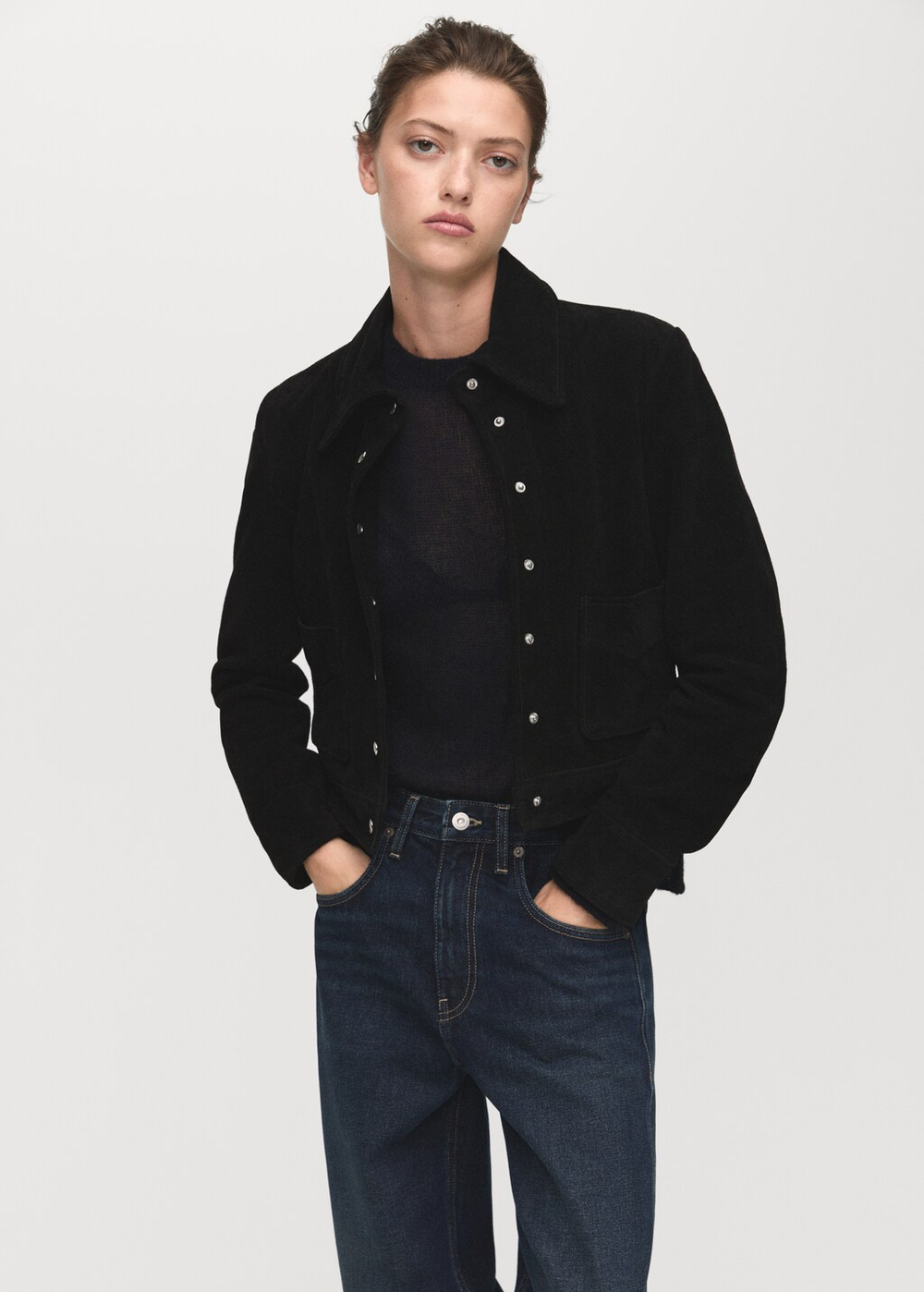 Джинсы с широкими штанинами и отворотами по низу