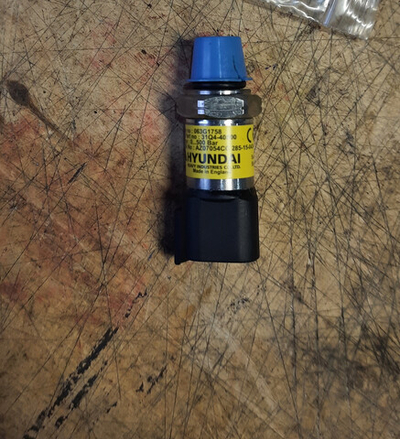 Датчик давления гидравлического масла 31Q4-40800