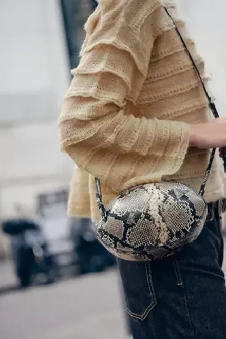 ZARA ОВАЛЬНАЯ СУМКА С ТИСНЕНИЕМ ПОД КРОКОДИЛОВУЮ КОЖУ, РАЗНОЦВЕТНЫЙ