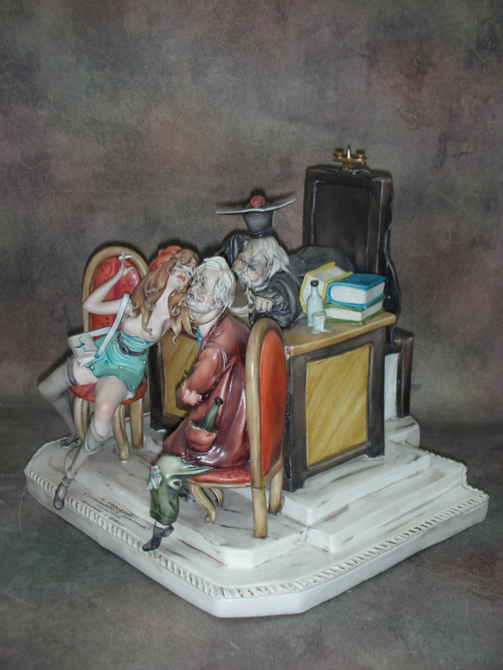Статуэтка. Фарфор. Соблазнение осуждено. Capodimonte. Италия