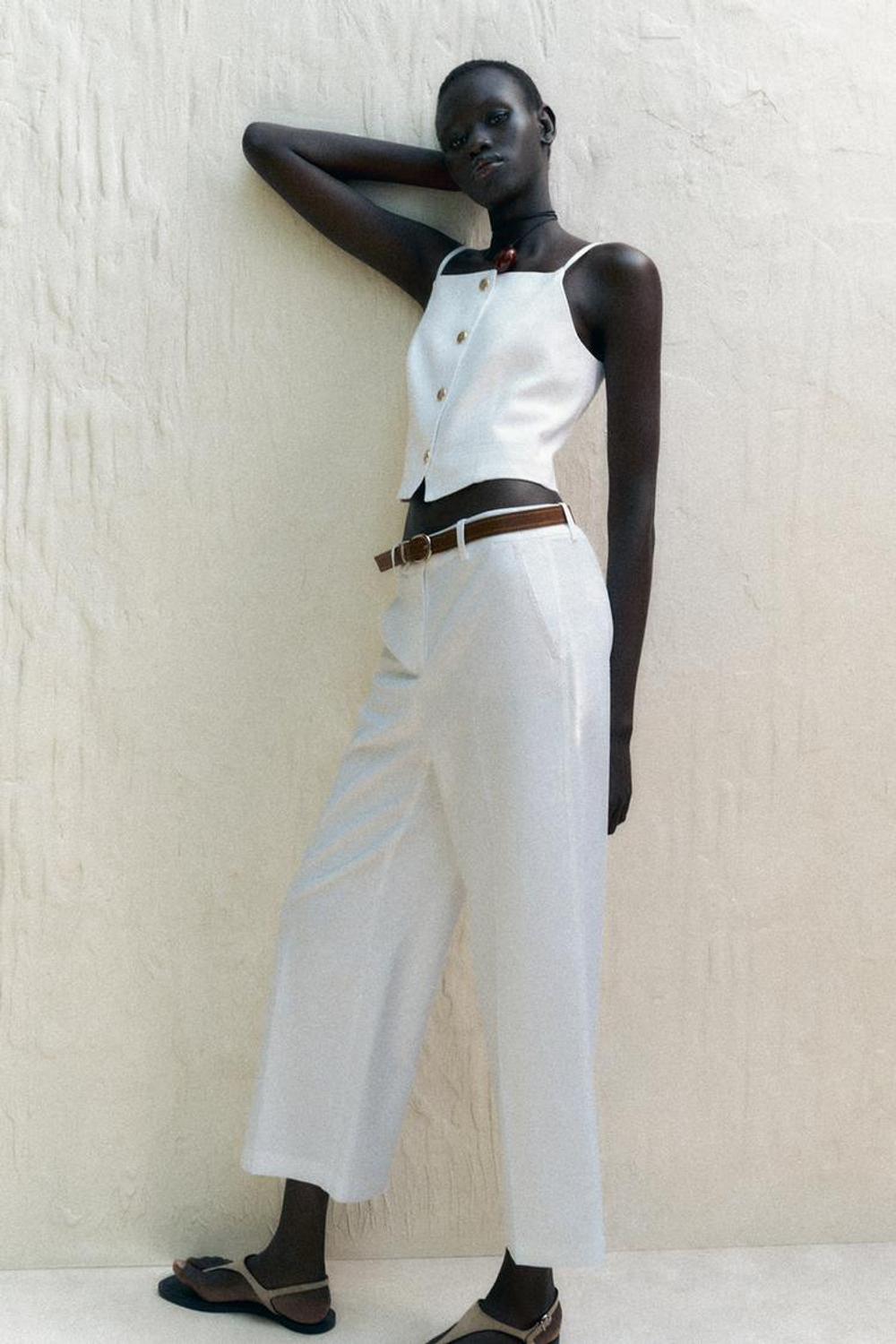 ZARA КОРОТКИЙ ЖИЛЕТ НА БРЕТЕЛЯХ, БЕЛЫЙ