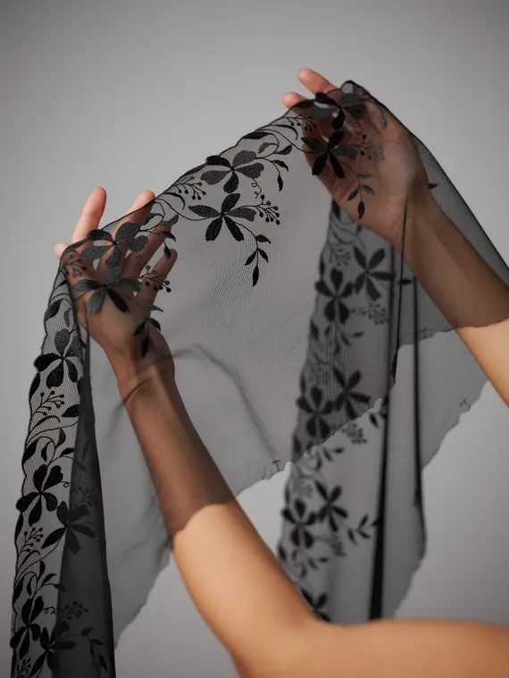 05-113 Вышивка на неэл. сетке 22 см, черный (левая)