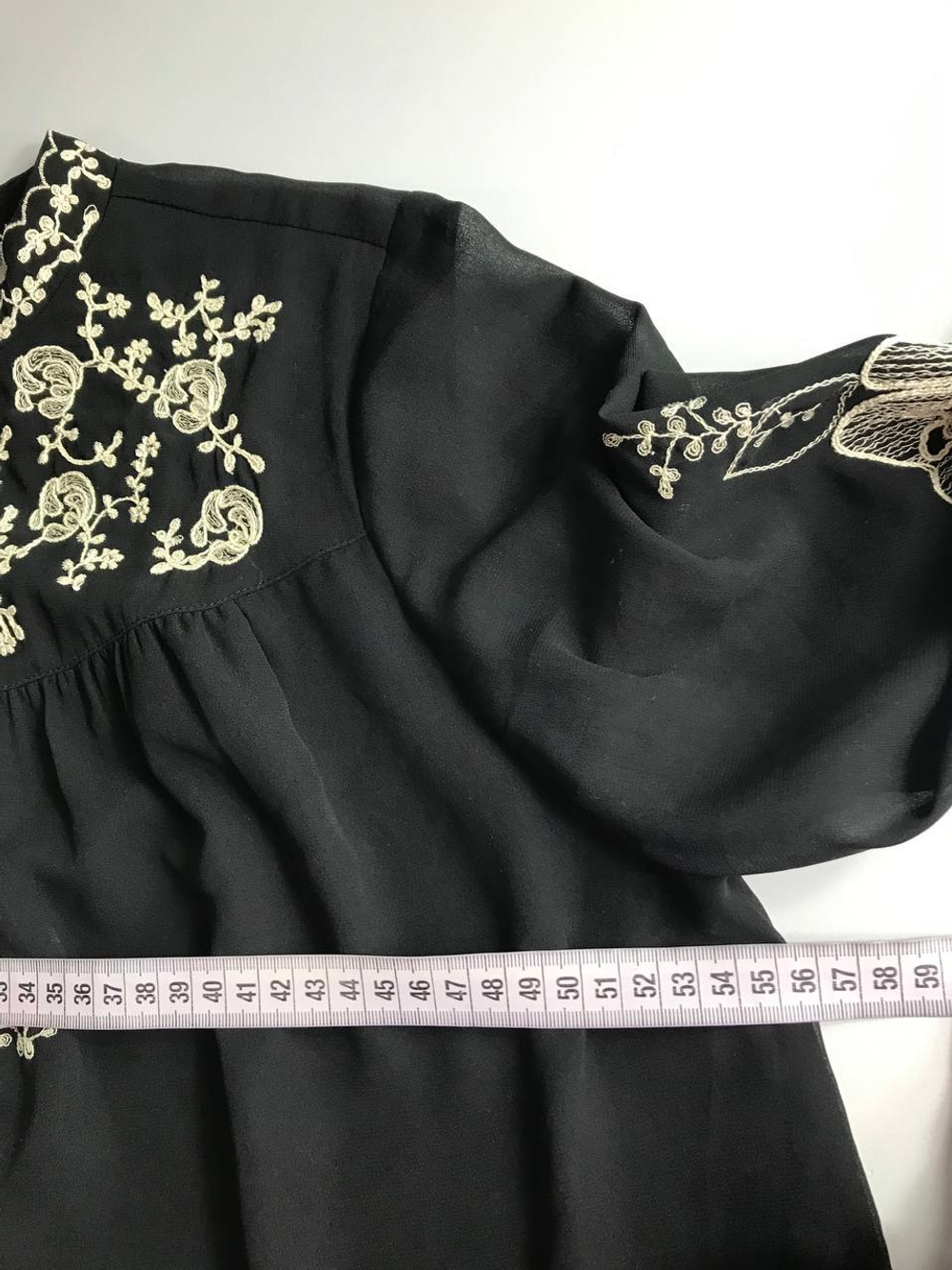 Блузка River Island такая красивая, с вышивкой и множеством деталей, которые хочется рассматривать, на 44-46 размер