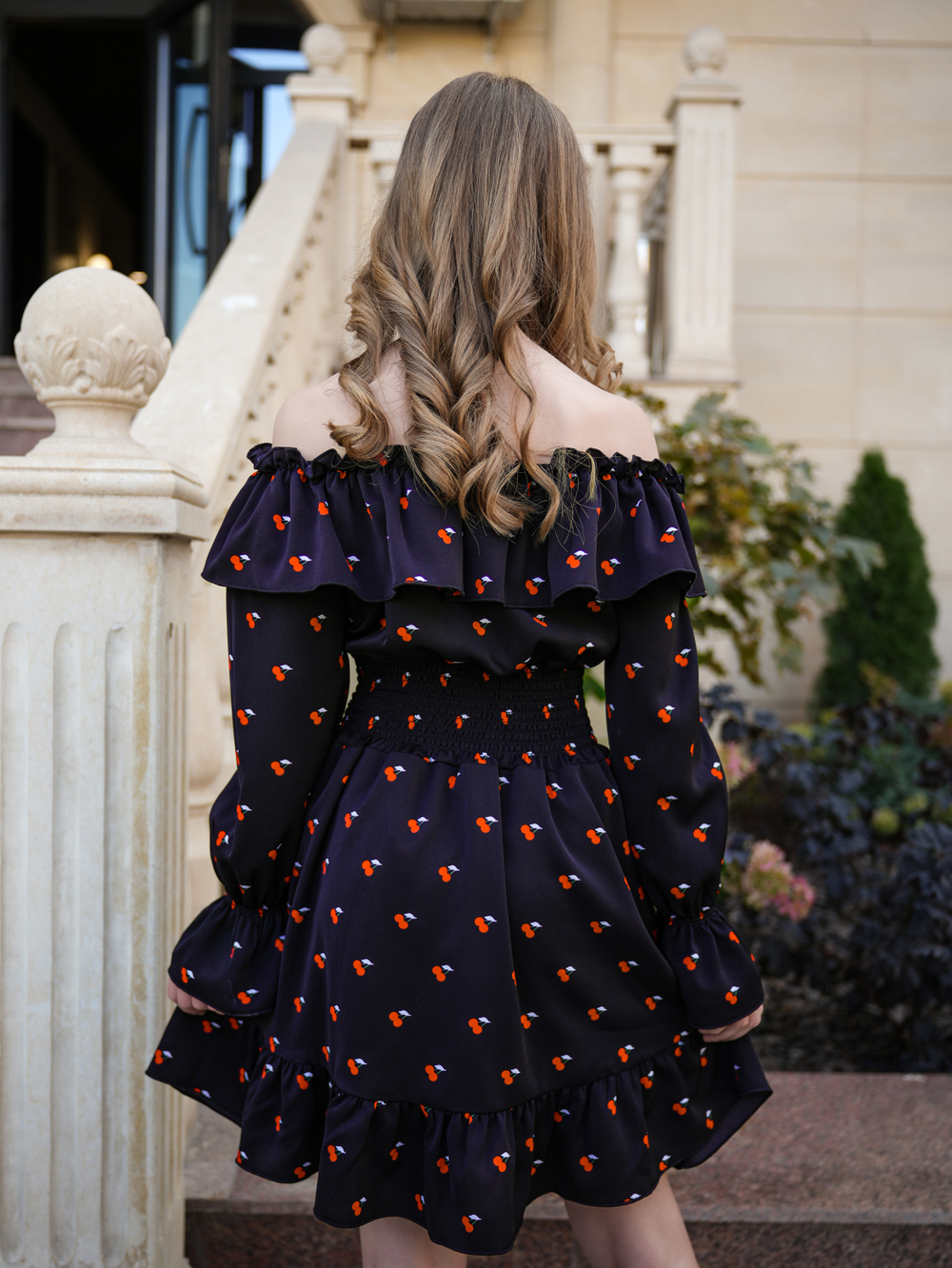 Платье для девочки нарядное с вишнями чёрное