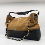 Сумка Chanel 25A в комбинации бежевой замши и черной кожи