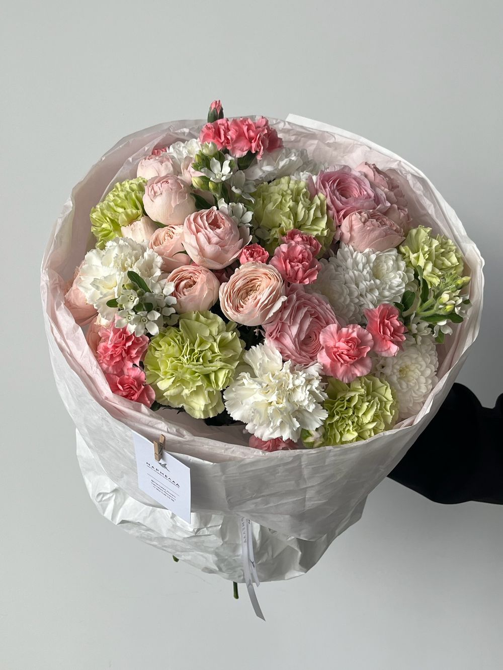 Букет из хризантемы, диантусов, оксипеталума, ранункулюсов и кустовых пионовидных роз