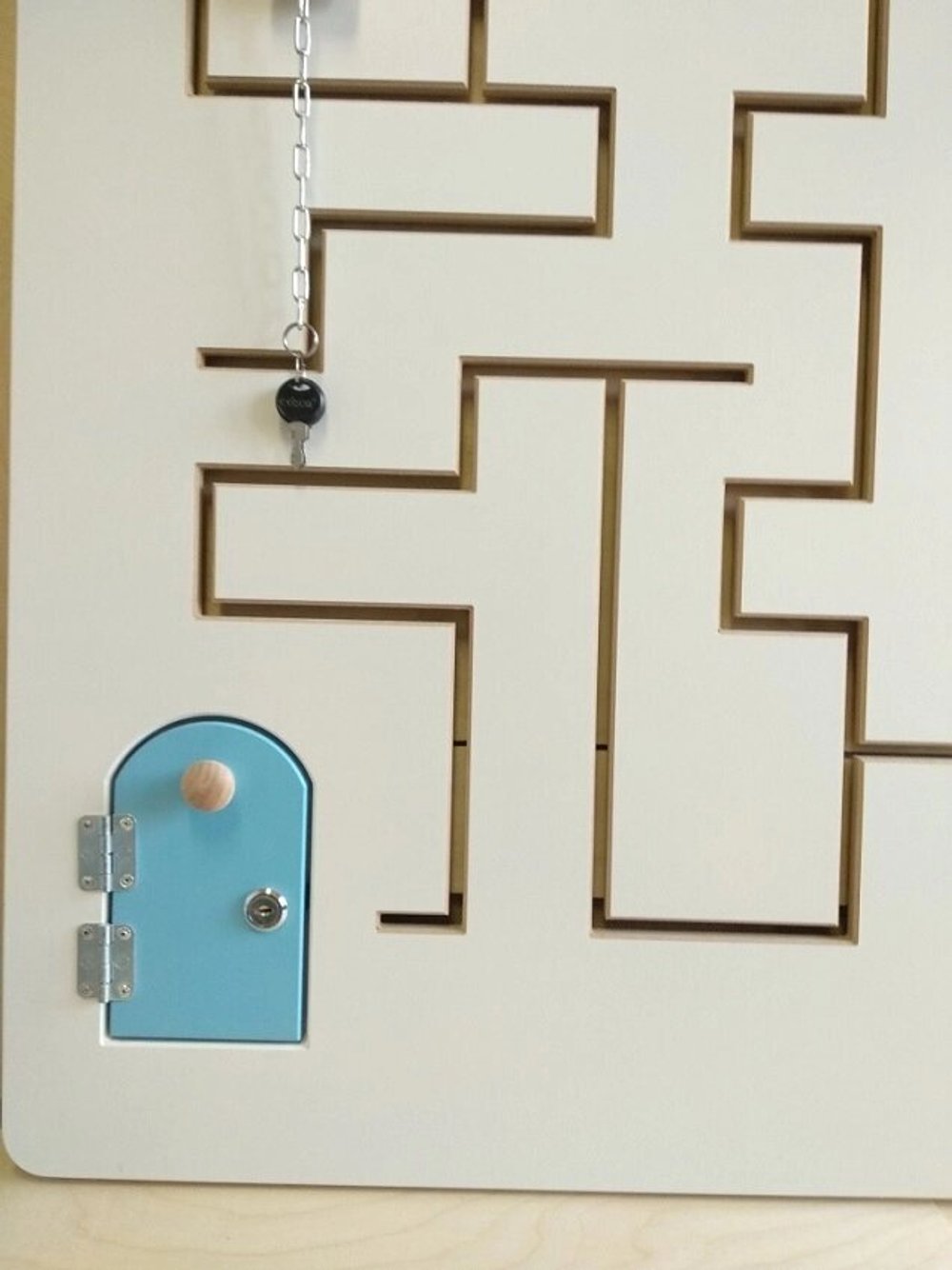 Развивающая панель "Лабиринт с ключами"