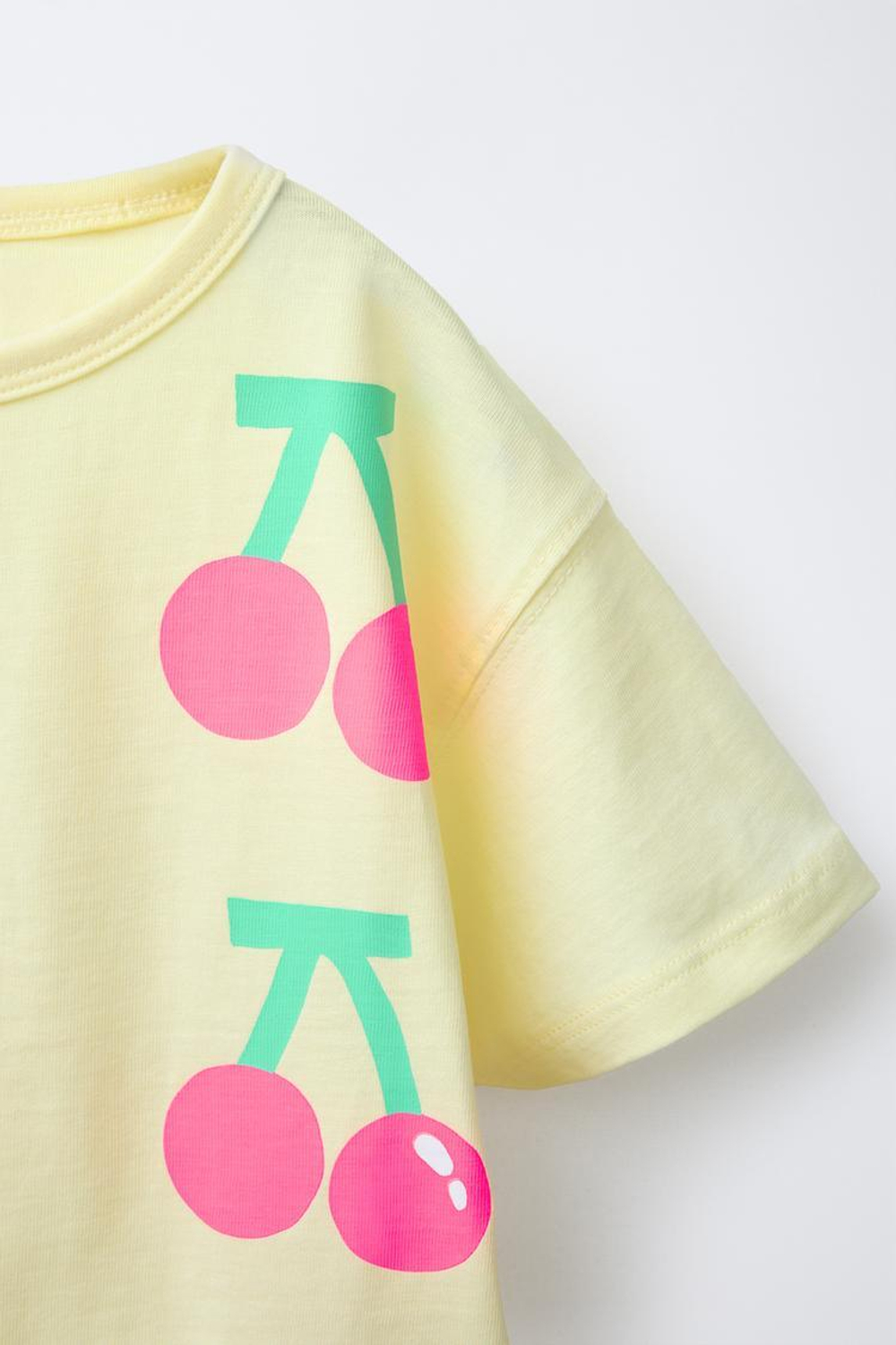 ZARA ФУТБОЛКА ИЗ ТКАНИ С ПРИНТОМ, ПАСТЕЛЬНО-ЖЕЛТЫЙ