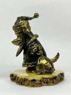 Бронзовая статуэтка на янтаре