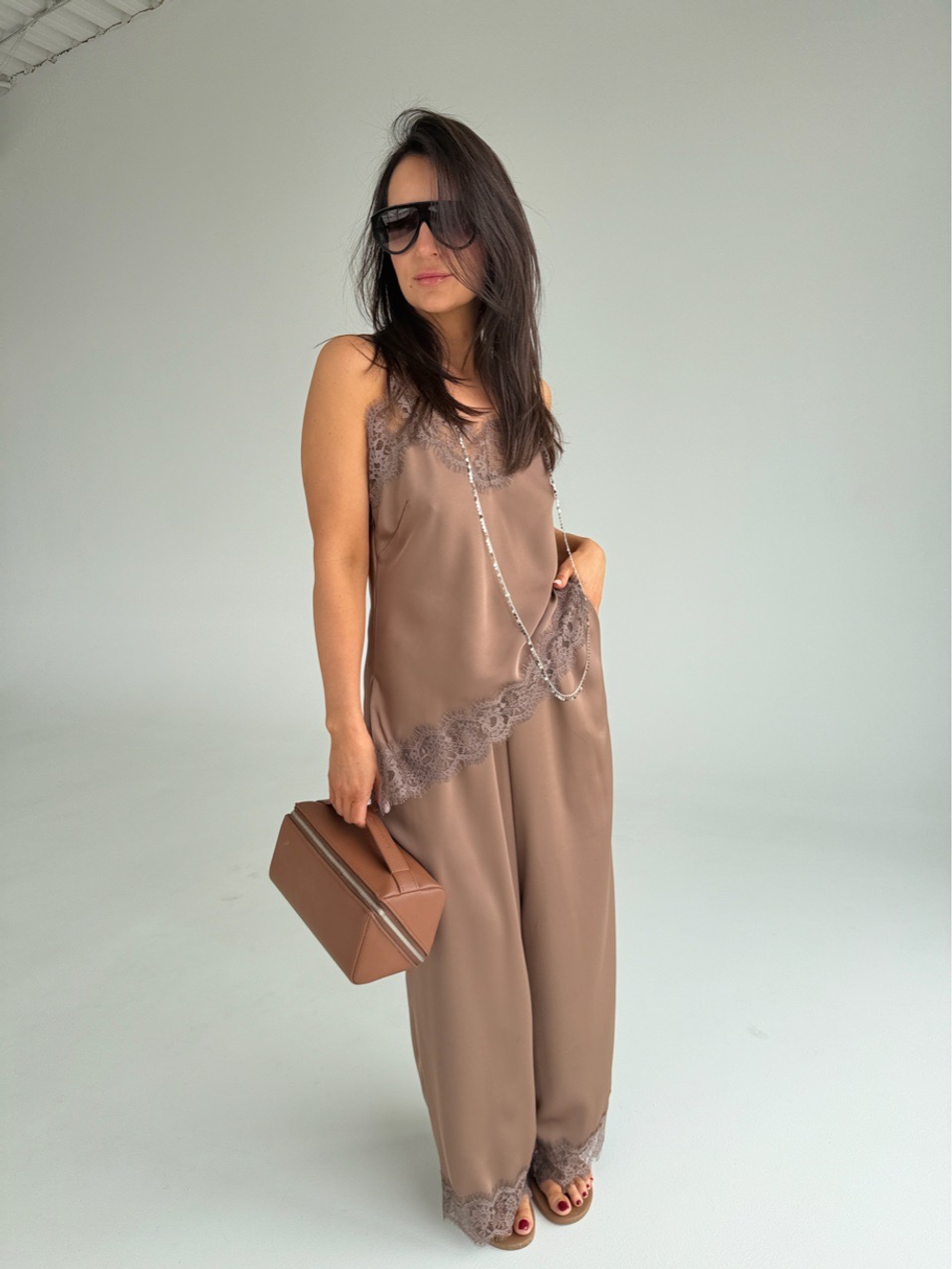 Шелковый костюм с брюками шоколадный