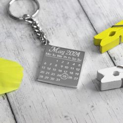 Серебряный брелок Календарь с гравировкой даты на заказ