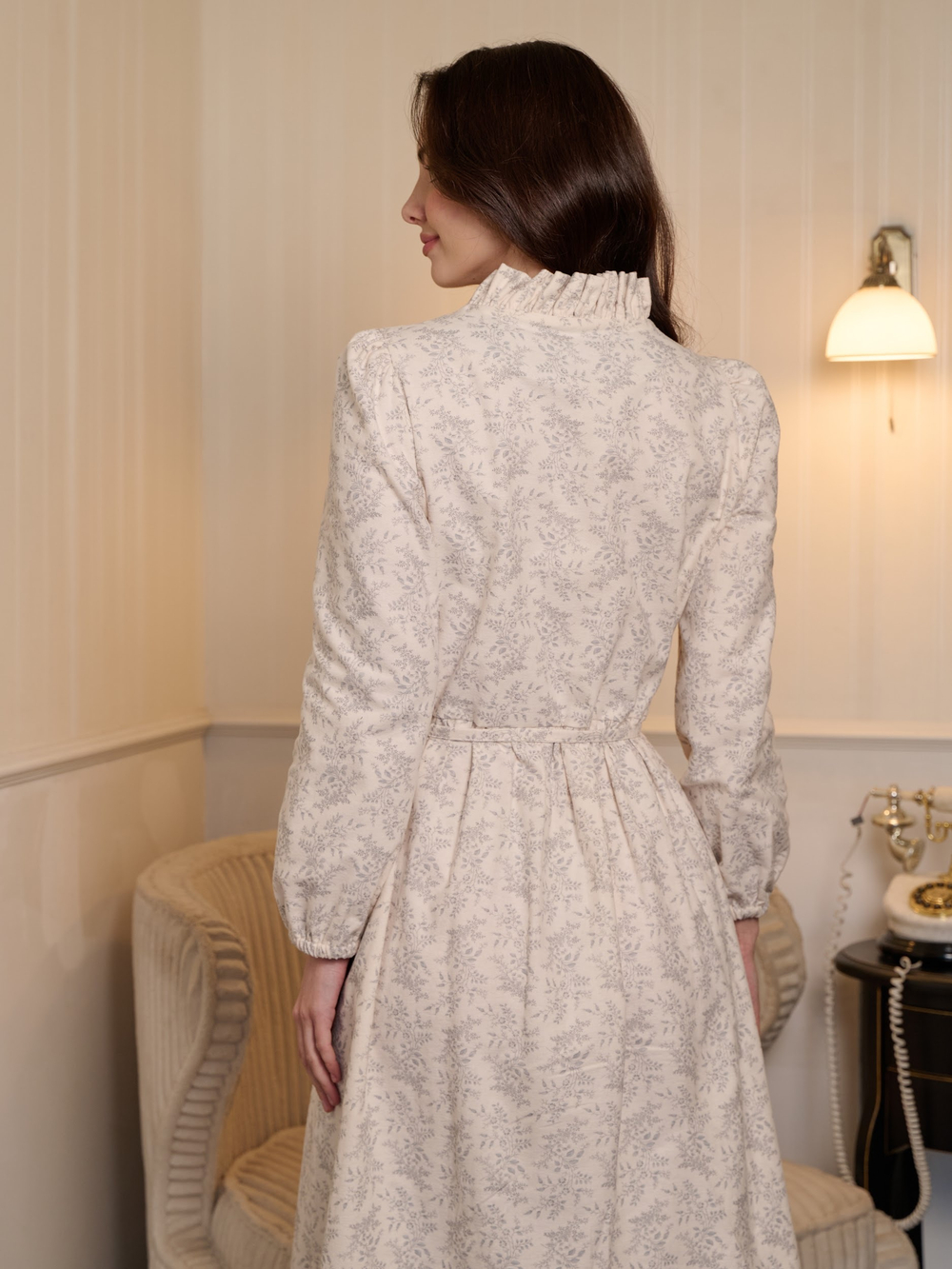 Платье с воротником стойкой