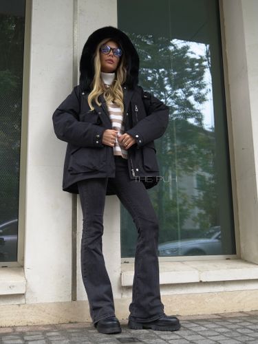 Черная укороченная парка с меховым воротником