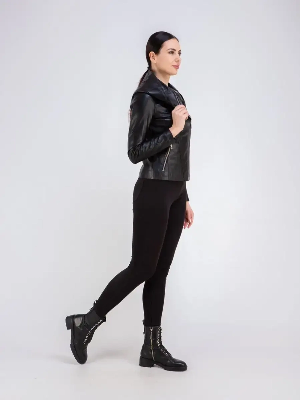 Куртка женская из натуральной кожи с капюшоном трансформер