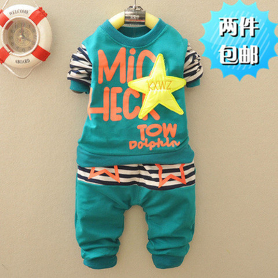 Костюм из шорт и футболки с надписями и аппликацией звезды