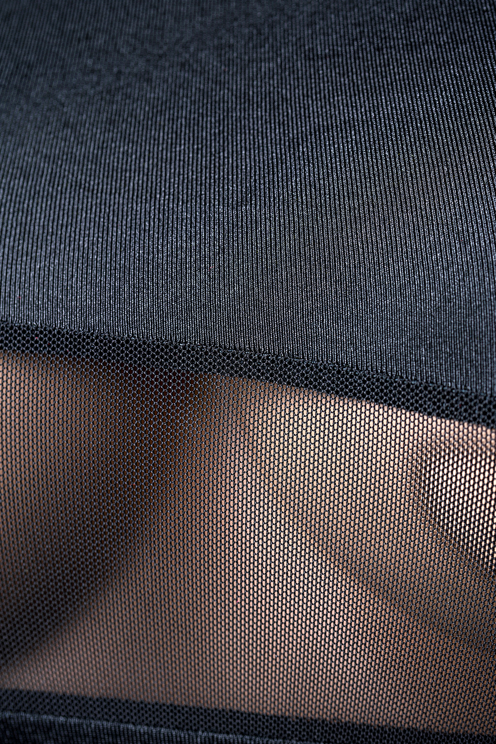 Платье с открытым плечом черное OS