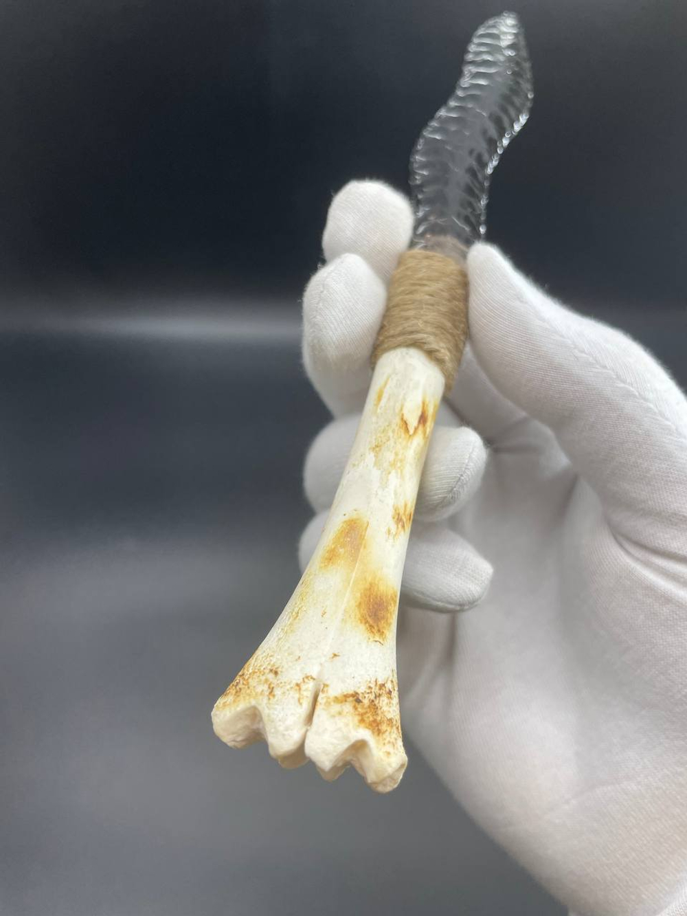 Обсидиановый клинок зигзаг с рукоятью из обожженной кости 17 см