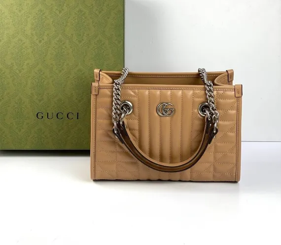 Маленькая сумка-тоут Gucci GG Marmont коричневый
