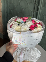 Букет из кустовой пионовидной розы, одноголовых роз, оксипеталума и хризантемы