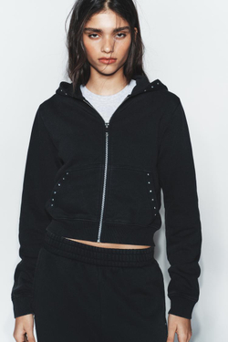 ZARA ТОЛСТОВКА ИЗ ФЛИСА С ЭФФЕКТОМ ПОТЕРТОСТИ И ЗАКЛЕПКАМИ, УГОЛЬНЫЙ