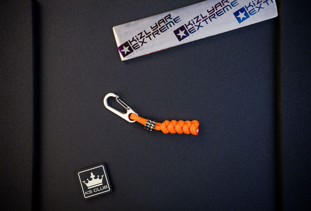 Короткий брелок с карабином