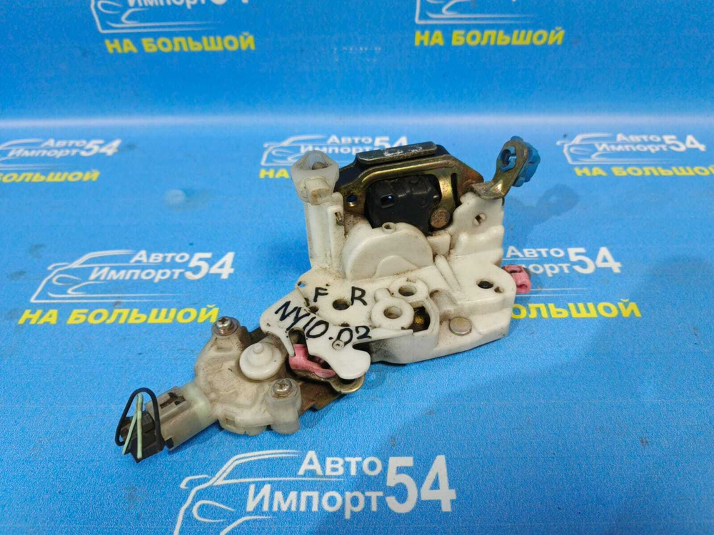 Замок двери передней правой NISSAN WINGROAD 1996