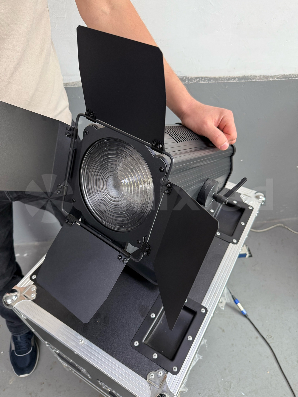 Прожектор с лизой френеля Amixled 100 ZOOM FRESNEL